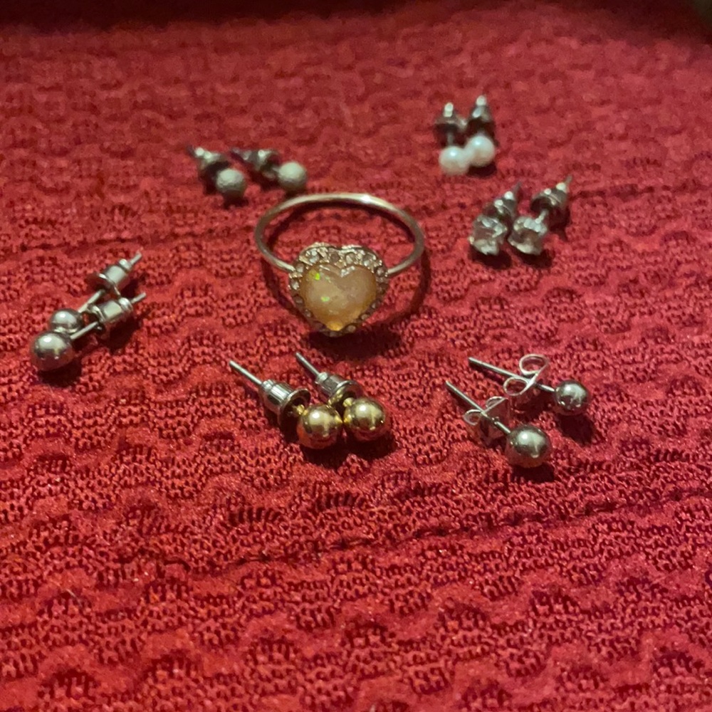 Stud earrings for days + bonus heart 💜 ring